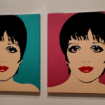 Due ritratti serigrafati di Liza Minnelli appesi vicini sulla parete di un museo, identici nel disegno, su fondo turchese e su fondo magenta.